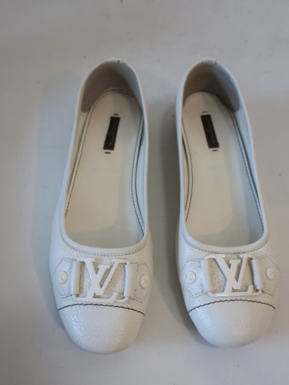 Women Louis Vuitton Ivory Pebbled Leather Flats W/Metal LV Logo 38 EUR/US 8 - Picture 2 of 10